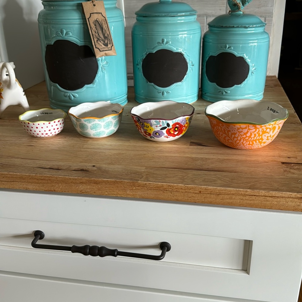 Pioneer Woman measuring cups